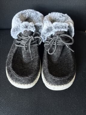 Hey Dude Faux Fur Lined Grey Women’s Slip-On Shoes, Size 8